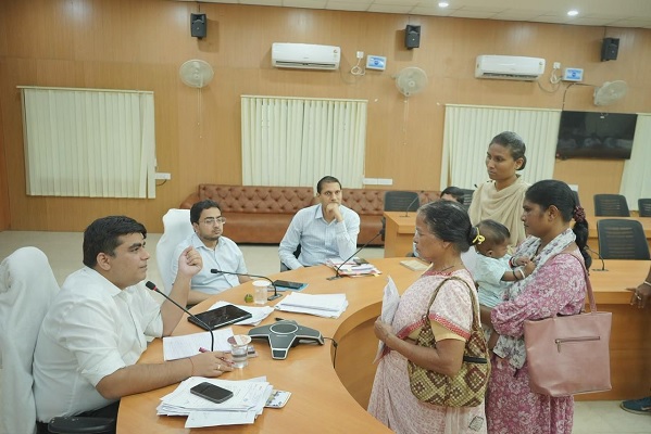 कलेक्टर श्री दुदावत ने जनदर्शन में सुनी नागरिकों की समस्याएं, समयबद्ध निराकरण के दिए निर्देश