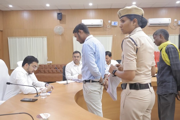 साप्ताहिक जनदर्शन में जिला पंचायत मुख्य कार्यपालन अधिकारी श्री जैन ने सुनी आमजन की समस्याएं