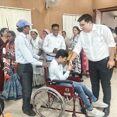 जनदर्शन में संवेदनशील पहल -कलेक्टर श्री दुदावत ने दिव्यांग हितग्राही को तत्काल व्हीलचेयर प्रदान कर पहुंचाई राहत