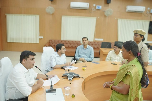 कलेक्टर जनदर्शन में नागरिकों ने रखीं अपनी समस्याएं, श्री दुदावत ने अधिकारियों को दिए त्वरित कार्रवाई के निर्देश
