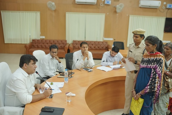 कलेक्टर ने जनदर्शन में सुनी गई आम लोगो की समस्याएं, समय सीमा में निराकरण करने के दिए निर्देश