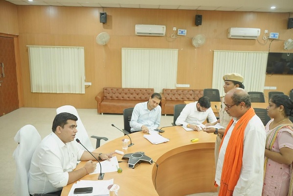 जनदर्शन में कलेक्टर ने सुनी नागरिकों की समस्याएं, अधिकारियों को समय-सीमा में निराकरण के निर्देश