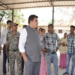 कलेक्टर कुणाल दुदावत ने मखनपुर में जर्जर भवन तोड़ने के दिए निर्देश, अपूर्ण निर्माण कार्य पर होगी कार्रवाई