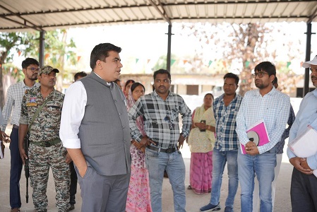 कलेक्टर कुणाल दुदावत ने मखनपुर में जर्जर भवन तोड़ने के दिए निर्देश, अपूर्ण निर्माण कार्य पर होगी कार्रवाई