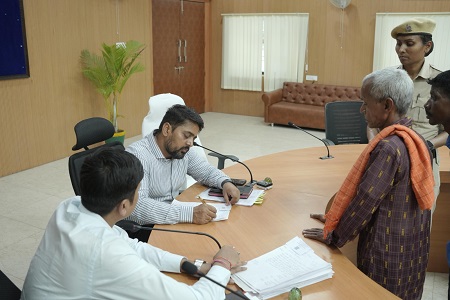 प्रभारी कलेक्टर श्री आशुतोष पाण्डेय ने जनदर्शन में सुनी आमजनों की समस्या