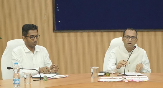 डीएमएफ से मिले कार्यों का टेंडर समय पर पूरा करें निर्माण एजेंसीःकलेक्टर श्री अजीत वसंत