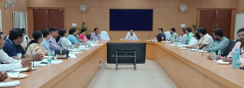 कलेक्टर श्री अजीत वसंत ने डीएमएफ से एंबुलेंस 102 में ईएमटी की नियुक्ति के दिए निर्देश