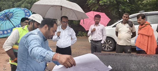 कलेक्टर ने  एतमानगर  के  निर्माणाधीन जल शोधन संयंत्र का किया औचक निरीक्षण