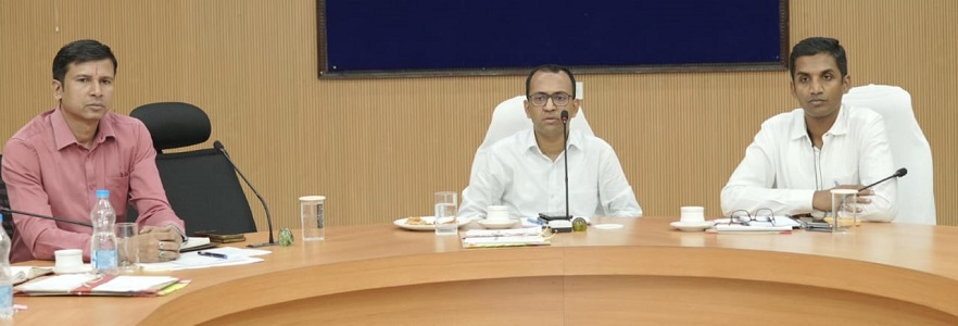 बिजलीविहीन गांवों में प्राथमिकता से पहुंचाएं बिजली: कलेक्टर श्री अजीत वसंत