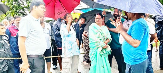 नागरिकों की सूचना पर महापौर ने रिंग रोड बालको बस्ती में तत्काल करवाई जल की निकासी
