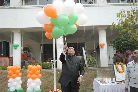 कलेक्ट्रेट परिसर ध्वजारोहण : नागरिकों के अपेक्षाओं पर खरा उतरने नई ऊर्जा,  उमंग से से करें कार्य - कलेक्टर