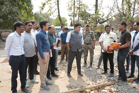 कलेक्टर ने निर्माणाधीन भवनों का किया निरीक्षण, ठेकेदार को नोटिस जारी करने के दिए निर्देश