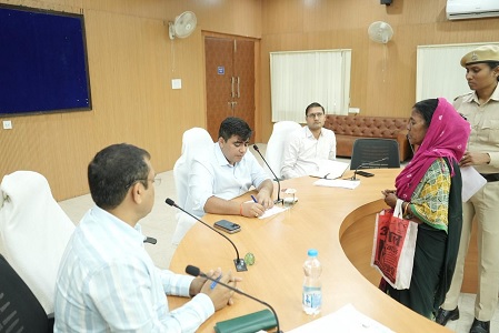 कलेक्टर ने सुनी आमजनों की समस्याएं, त्वरित कार्रवाई के दिए निर्देश