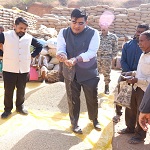 कलेक्टर श्री कुणाल दुदावत ने किसानों से चर्चा कर खरीदी व्यवस्था की ली जानकारी