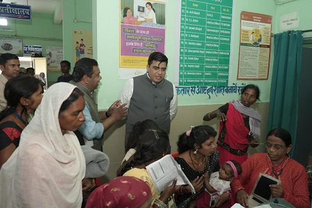 कलेक्टर श्री कुणाल दुदावत ने स्वास्थ्य केंद्र पाली का निरीक्षण किया