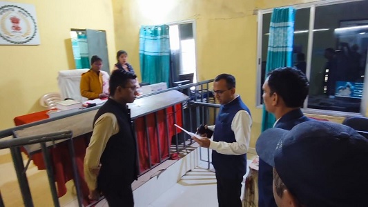 कलेक्टर ने किया तहसील कार्यालय पोड़ी उपरोड़ा का निरीक्षण, पटवारी को नोटिस जारी करने के निर्देश