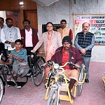 महापौर ने दिव्यांग रतिराम, यूनोर्स व दिलीप को प्रदान की ट्रायसिकल