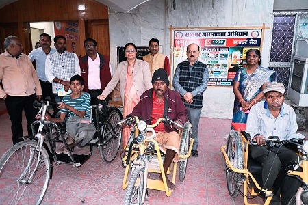 महापौर ने दिव्यांग रतिराम, यूनोर्स व दिलीप को प्रदान की ट्रायसिकल