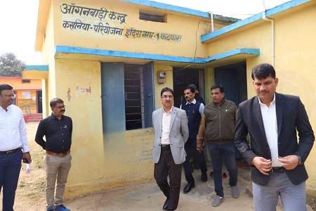 कमिश्नर ने माध्यमिक शाला चैतमा व आंगनबाड़ी केंद्र कसनिया  का किया निरीक्षण