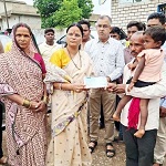 महापौर श्रीमती राजपूत ने दादरखुर्द में पीड़ित परिवार को बधाया ढाढस, दिया 01 लाख रू. की अनुग्रह राशि