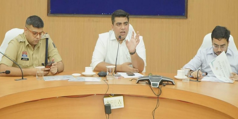 सामाजिक सौहार्द बनाए रखने संवेदनशीलता और सतर्कता के साथ कार्य करें अधिकारी - कलेक्टर श्री कुणाल दुदावत