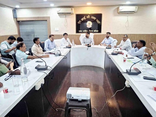 आयुक्त श्री आशुतोष पाण्डेय ने निगम अधिकारियों की बैठक लेकर की निगम के विविध कार्यो की बिन्दुवार समीक्षा