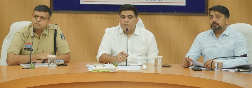 कलेक्टर श्री कुणाल दुदावत ने ली समय-सीमा की बैठक