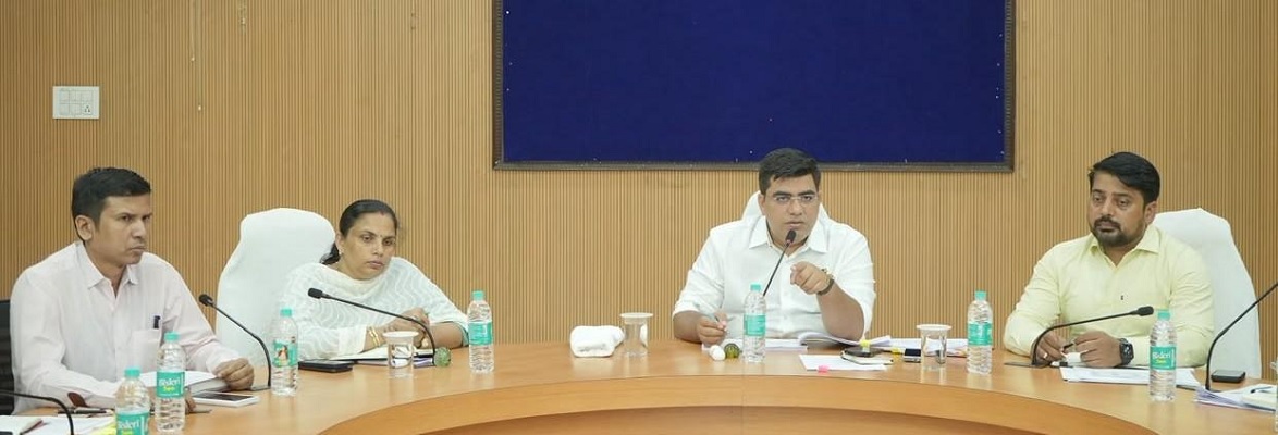 सीएम हेल्पलाइन पोर्टल से प्राप्त आवेदनों का समयबद्ध व गुणवत्तापूर्ण करें निराकरण - कलेक्टर श्री दुदावत