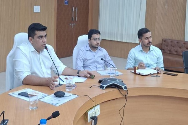 कलेक्टर दुदावत की अध्यक्षता में प्रोजेक्ट मॉनिटरिंग ग्रुप की बैठक आयोजित