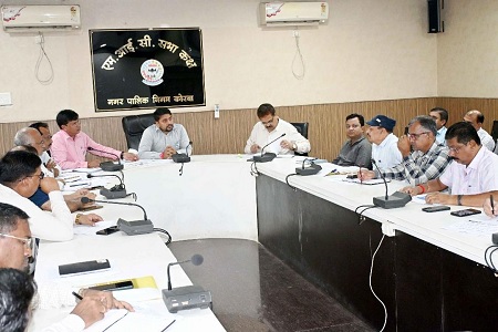 विकास व निर्माण कार्यो की कार्यप्रगति एवं राजस्व वसूली कार्यो में तेजी लाएं - आयुक्त