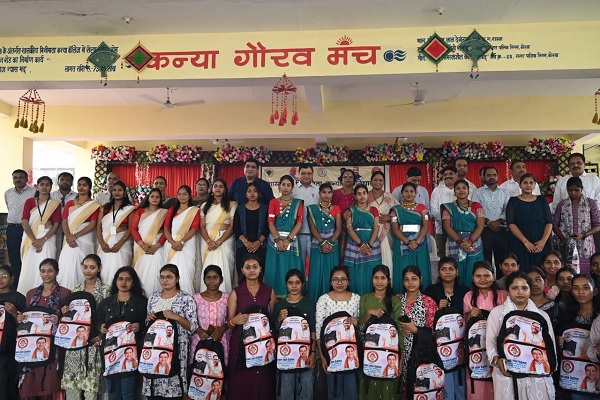 उद्योग मंत्री श्री लखन लाल देवांगन ने 1500 छात्राओं को वितरित की एजुकेशन किट