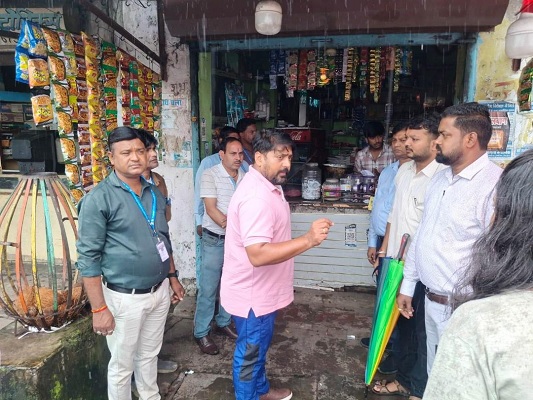 आयुक्त उतरे सड़क पर, शैक्षणिक संस्थानों के समीप दुकानों, ठेलों पर तम्बाकू उत्पाद विक्रय पर कराई कार्यवाही