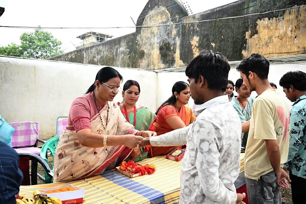 महापौर व महिला पार्षदों ने जिला जेल में कैदियो को बांधी राखी