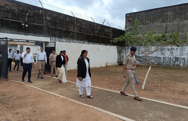 बंदियों से जानी समस्याएं, स्वास्थ्य सेवाओं और विधिक सहायता की हुई समीक्षा