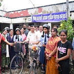 शाला प्रवेशोत्सव में उद्योग मंत्री श्री लखनलाल देवांगन ने किया विद्यार्थियों का आत्मीय स्वागत