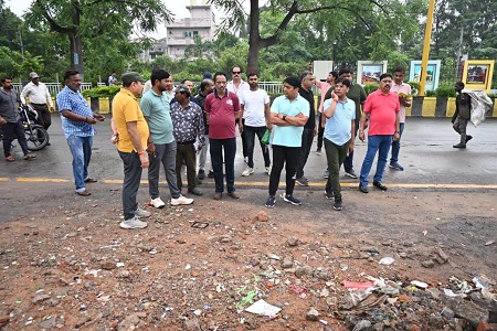 आयुक्त के नेतृत्व में निगम ने टी.पी.नगर मुख्य मार्ग पर अवैध कब्जों के विरूद्ध की कार्यवाही