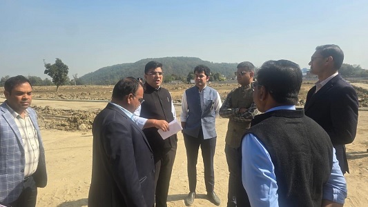 कलेक्टर द्वारा पुनर्वास ग्रामों एवं सड़कों के निर्माण कार्यों का निरीक्षण