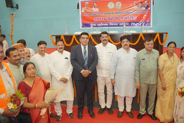 नगर निगम कोरबा में नए एल्डरमैन को कलेक्टर श्री दुदावत ने दिलाई शपथ