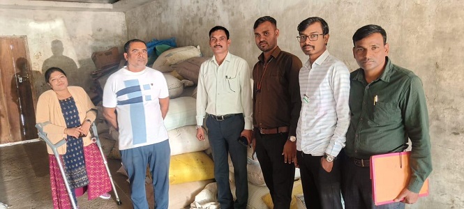 सिरमिना  में अवैध भंडारित 20 क्विंटल धान पर हुई जब्ती की कार्यवाही