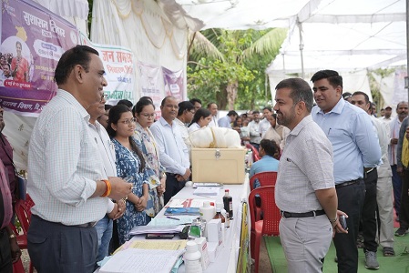 जनसमस्या निवारण शिविर में शामिल हुए प्रभारी सचिव, हितग्राहियों को योजनाओं से लाभान्वित करने के दिए निर्देश
