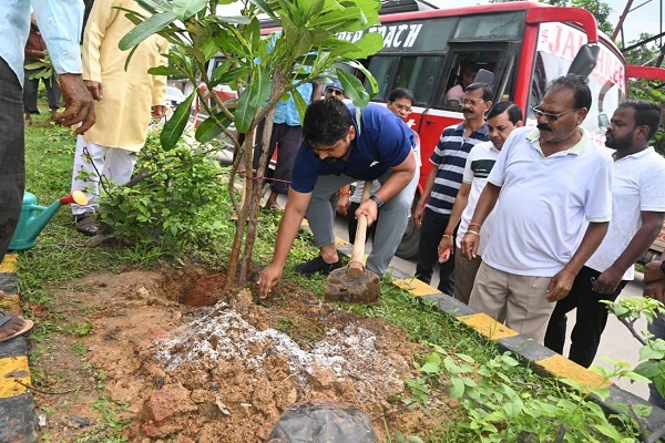 आयुक्त श्री पाण्डेय, वार्ड पार्षद श्री नरेन्द्र देवांगन के नेतृत्व में एक पेड़ माॅ के नाम अभियान अंतर्गत किया गया वृक्षारोपण