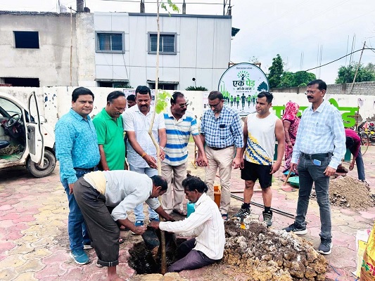 एक पेड़ माॅं के नाम अभियान अंतर्गत सियान सदन के समीप किया गया वृक्षारोपण