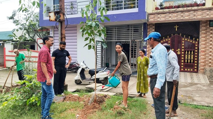 एक पेड़ मॉं के नाम : रविशंकर नगर से दादर रोड मलिक भवन तक किया गया वृक्षारोपण