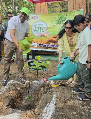 पर्यावरण संरक्षण का संदेश देते हुए HTPS के मुख्य अभियंता श्री एचके. सिंह ने रोपा साल वृक्ष का पौधा