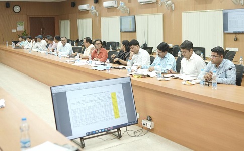 कलेक्टर श्री अजीत वसंत ने राजस्व अधिकारियों की समीक्षा बैठक ली