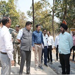 इस छोर से उस छोर तक, नवनिर्मित पीएम जनमन सड़क का कलेक्टर ने किया विस्तृत निरीक्षण