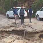 कलेक्टर ने रुकवाया अपना वाहन, क्षतिग्रस्त सड़क देखकर दिए तत्काल मरम्मत के निर्देश