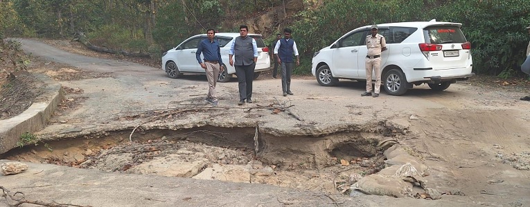 कलेक्टर ने रुकवाया अपना वाहन, क्षतिग्रस्त सड़क देखकर दिए तत्काल मरम्मत के निर्देश