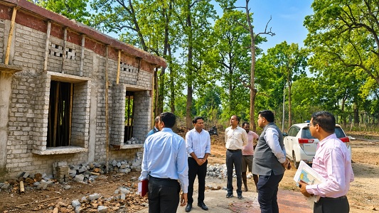 कलेक्टर कुणाल दुदावत ने पसरखेत में आंगनबाड़ी भवन निर्माण कार्य का किया निरीक्षण