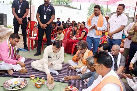 जोगियाडेरा पीपरापारा बस्ती में 90 लाख रू. से सड़क डामरीकरण कार्य प्रारंभ; उद्योग मंत्री ने किया भूमिपूजन